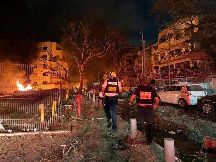 اندلاع حريق في محطة كهرباء بحيفا بسبب سقوط صواريخ إيرانية (فيديو) اندلاع حريق في محطة كهرباء بحيفا بسبب سقوط صواريخ إيرانية (فيديو)