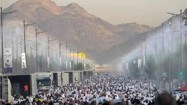 انطلاق الحجاج من مشعر منى للمتعجلين قبل غروب شمس اليوم الثاني من أيام التشريق انطلاق الحجاج من مشعر منى للمتعجلين قبل غروب شمس اليوم الثاني من أيام التشريق