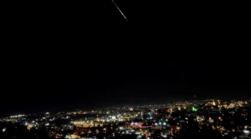 انفجارات ضخمة وزخات حمراء في سماء إيران