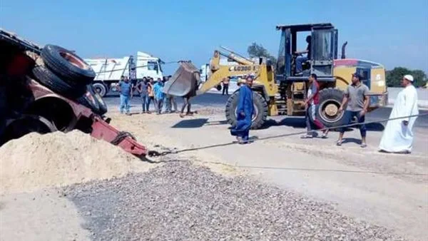 انقلاب شاحنة محملة بالسن على طريق مصر-الإسكندرية الزراعي انقلاب شاحنة محملة بالسن على طريق مصر-الإسكندرية الزراعي