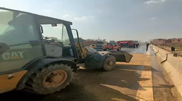 انقلاب شاحنة محملة بـ”الصودا الكاوية” على طريق في الغربية.