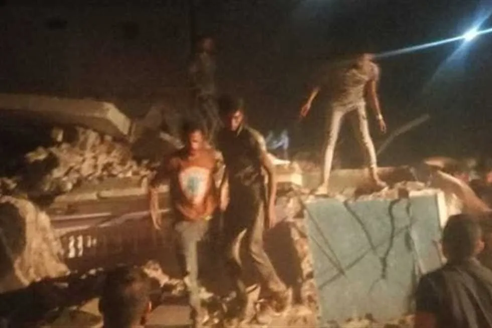 انهيار عمارة من ثلاث طوابق في قنا.. وجهود لإنقاذ فتاة من تحت الحطام انهيار عمارة من ثلاث طوابق في قنا.. وجهود لإنقاذ فتاة من تحت الحطام