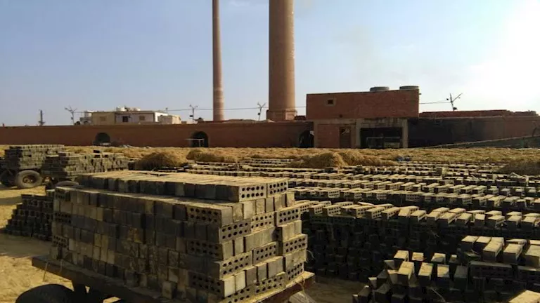 انهيار مئذنة مصنع الطوب في الجيزة… جهود البحث عن مفقودين تحت الركام انهيار مئذنة مصنع الطوب في الجيزة… جهود البحث عن مفقودين تحت الركام