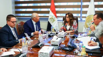 وزيرة التنمية المحلية تناقش مع محافظ الوادي الجديد سير العمل في المشاريع التنموية والخدمية