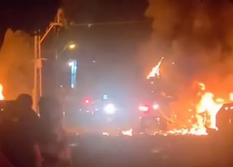 إطلاق صواريخ إيرانية يسفر عن إصابة 4 أفراد وأضرار لمبنيين في مدينة حيفا شمال إسرائيل إطلاق صواريخ إيرانية يسفر عن إصابة 4 أفراد وأضرار لمبنيين في مدينة حيفا شمال إسرائيل
