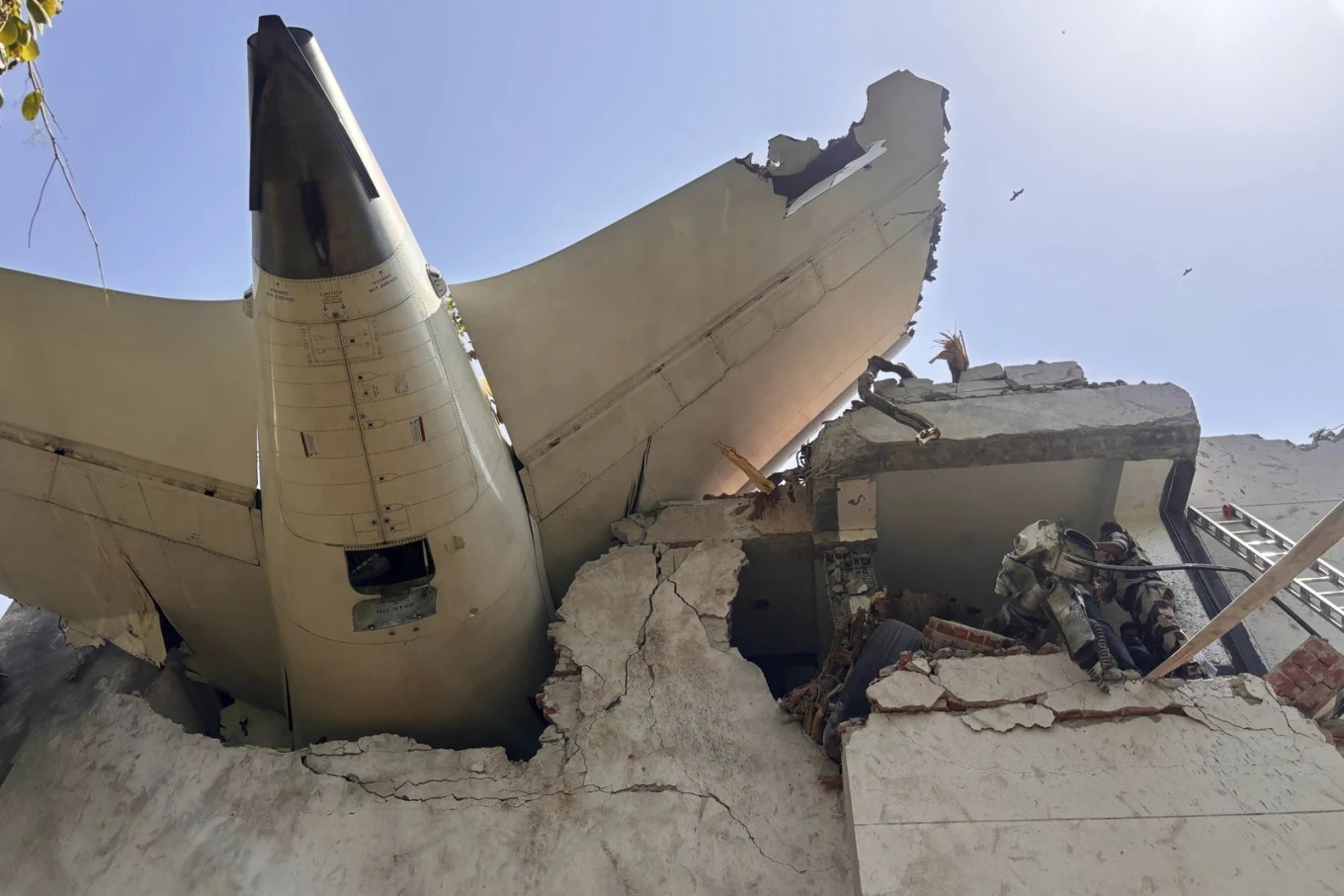 باحثون يستقصون عن دلائل وضحايا إضافيين في موقع حادث الطائرة الهندية باحثون يستقصون عن دلائل وضحايا إضافيين في موقع حادث الطائرة الهندية