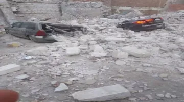 بالصور.. Collapse مفاجئ لمنزل قديم في المنيا يسقط على سيارتين