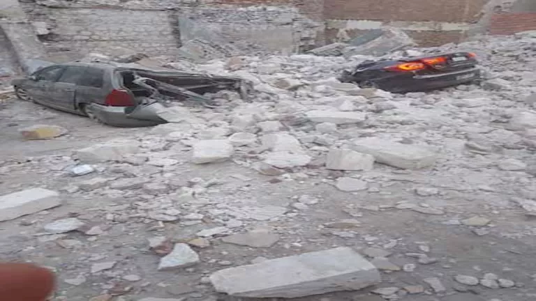 بالصور.. Collapse مفاجئ لمنزل قديم في المنيا يسقط على سيارتين بالصور.. Collapse مفاجئ لمنزل قديم في المنيا يسقط على سيارتين