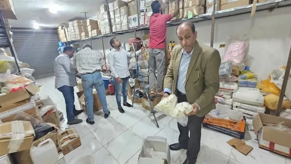 بالصور.. القبض على 15 ألف علبة من مستحضرات التجميل والعناية غير المعروفة المصدر في الأقصر بالصور.. القبض على 15 ألف علبة من مستحضرات التجميل والعناية غير المعروفة المصدر في الأقصر