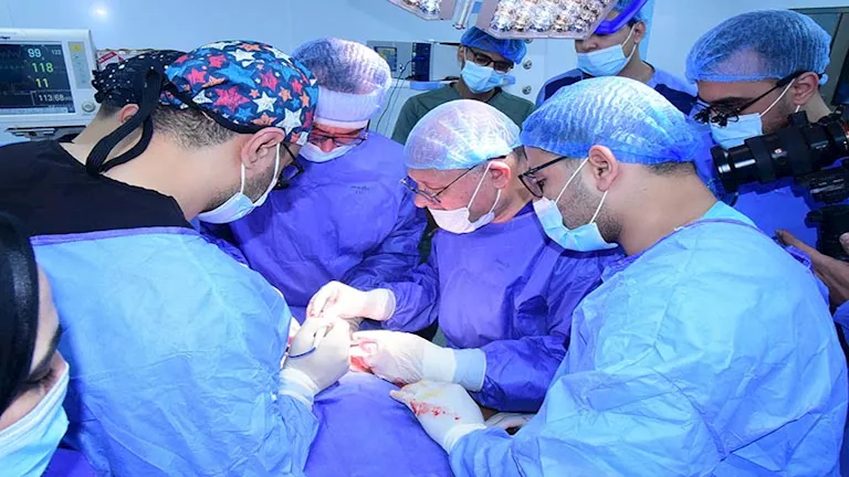 بالصور.. رئيس جامعة سوهاج ينجز عملية جراحية معقدة استمرت 5 ساعات بالصور.. رئيس جامعة سوهاج ينجز عملية جراحية معقدة استمرت 5 ساعات