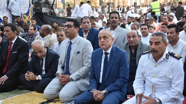 بالصور.. «محافظ الأقصر» يشارك المصلين في صلاة عيد الأضحى وسط حشود كبيرة
