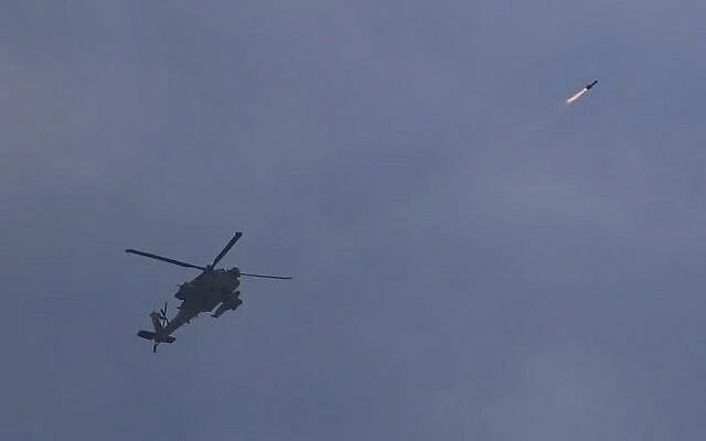 مروحية تابعة لسلاح الجو الإسرائيلي تطلق صاروخا (AP) 