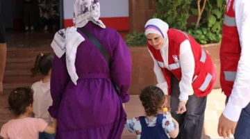 الهلال الأحمر يقوم بتوزيع ملابس العيد على الأطفال من الأسر الفلسطينية والمصرية ذات الاحتياجات الأكثر إلحاحاً.