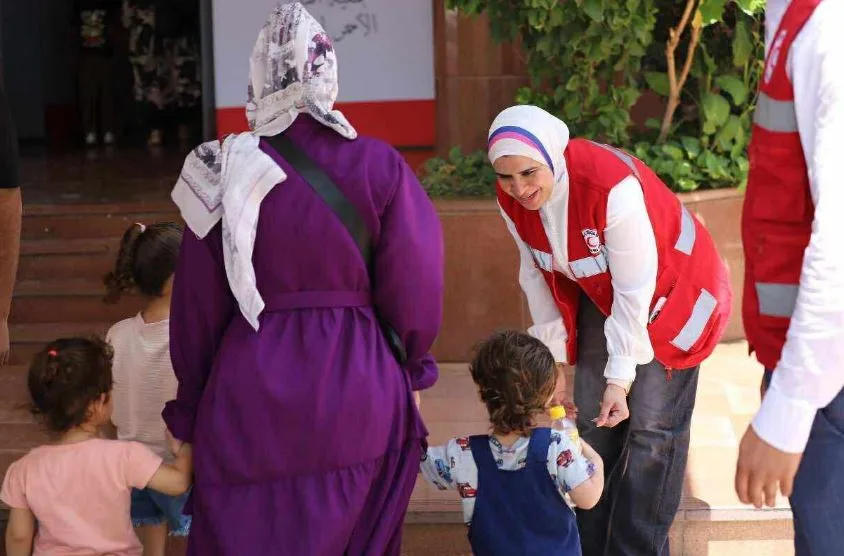 الهلال الأحمر يقوم بتوزيع ملابس العيد على الأطفال من الأسر الفلسطينية والمصرية ذات الاحتياجات الأكثر إلحاحاً.