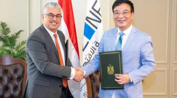 بتحقيق استثمار بقيمة مليار جنيه.. رئيس «الهيئة الاقتصادية لقناة السويس» يبرم عقد مشروع إنتاج حقائب السفر.