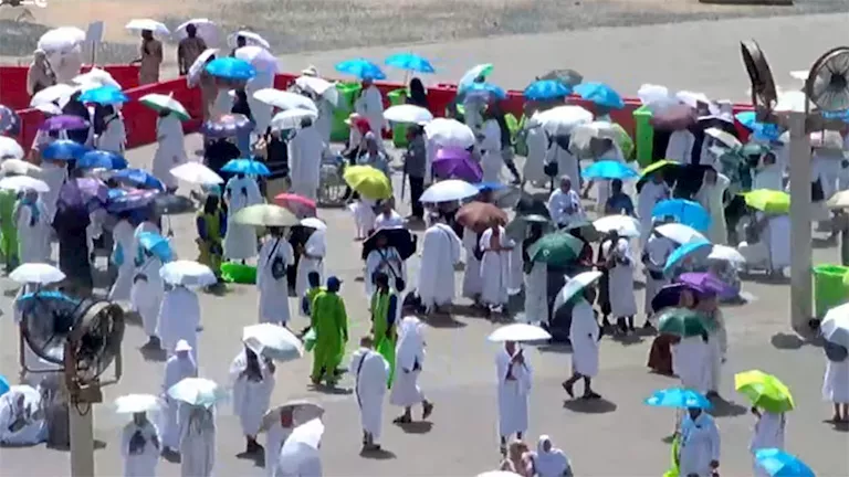 بث حي.. حجاج بيت الله الحرام يتجهون نحو جبل عرفات بث حي.. حجاج بيت الله الحرام يتجهون نحو جبل عرفات
