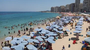 بحر calm والمصطافون من الصباح.. زحام شديد على شواطئ الإسكندرية في اليوم الثالث من عيد الأضحى