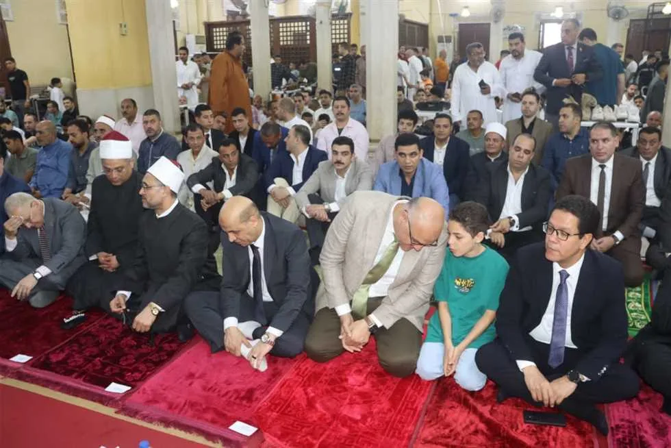 بحضور أبناء الشهداء.. محافظ القليوبية يشارك في صلاة عيد الأضحى بمسجد ناصر في بنها بحضور أبناء الشهداء.. محافظ القليوبية يشارك في صلاة عيد الأضحى بمسجد ناصر في بنها