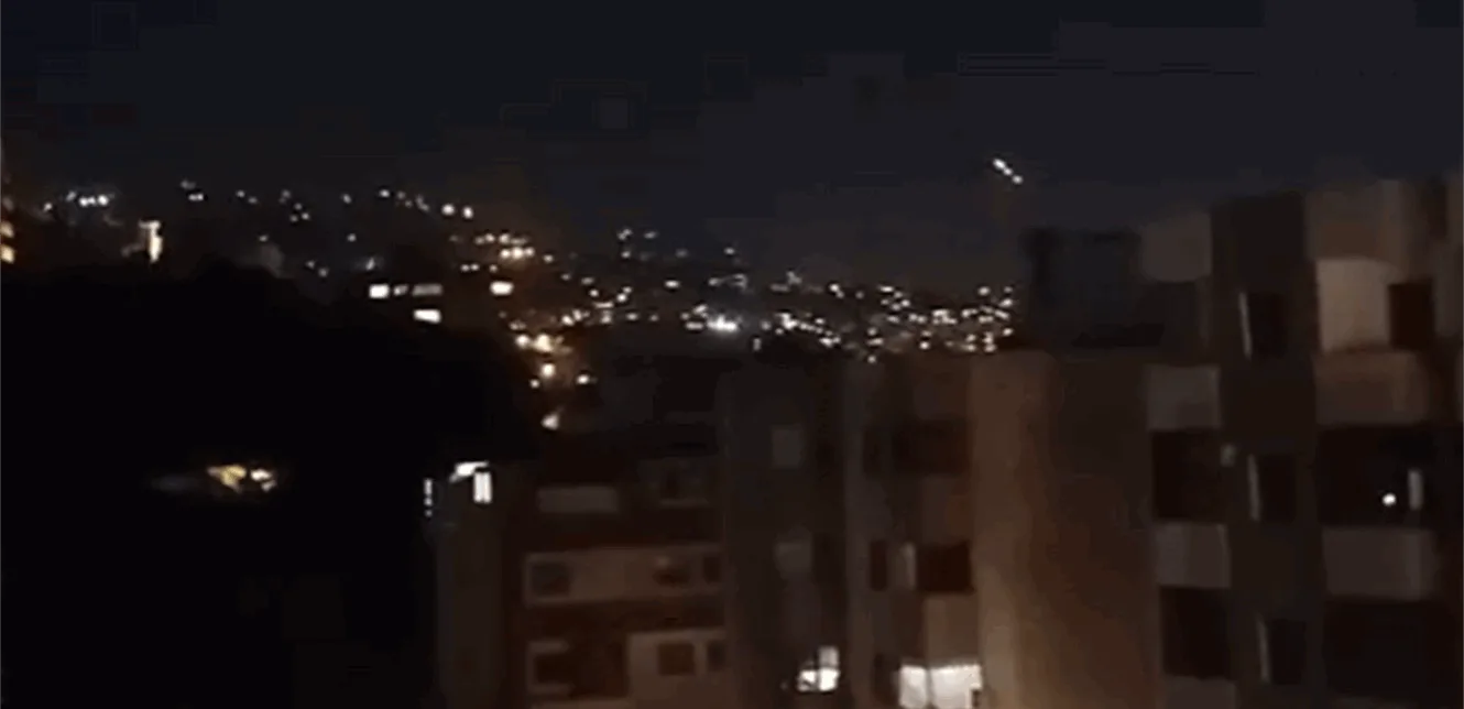 بدت جلية تماماً.. تابعوا لحظة عبور الصواريخ الإيرانية فوق لبنان! بدت جلية تماماً.. تابعوا لحظة عبور الصواريخ الإيرانية فوق لبنان!
