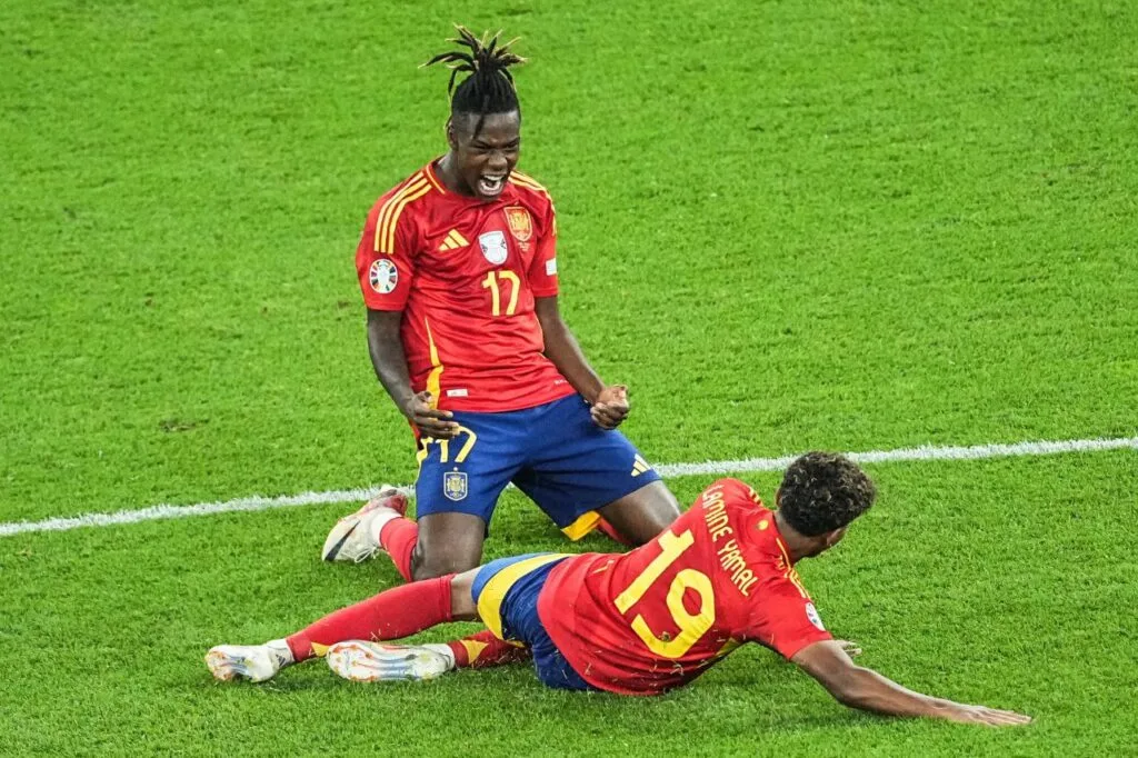 برشلونة خارج المنافسة.. نيكو ويليامز ينظر في عرضين من كبار الدوري الإنجليزي برشلونة خارج المنافسة.. نيكو ويليامز ينظر في عرضين من كبار الدوري الإنجليزي