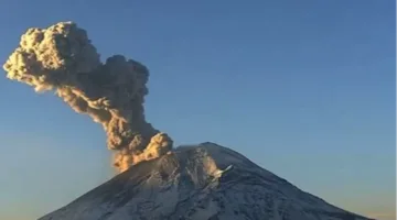 بركان في صقلية يثور مرة أخرى ويطلق سحابة من الرماد