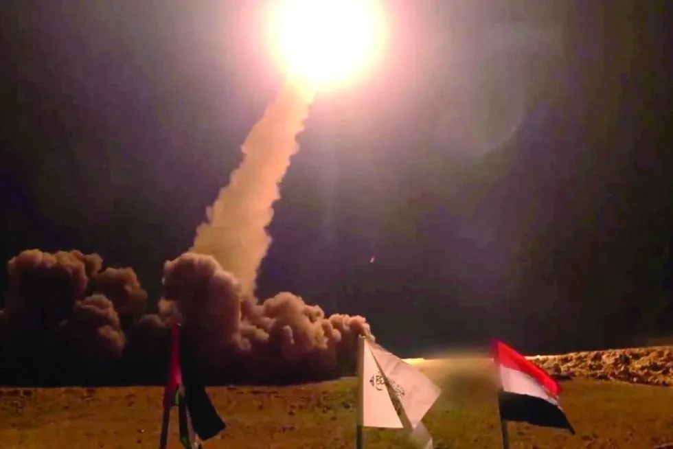 بصاروخ ذو الفقار: الحوثيون يشنون هجومًا على مطار بن غوريون والإسرائيليون يهرعون إلى الملاجئ