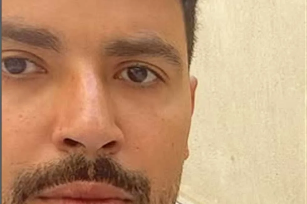 بطريقة ناصر الدسوقي.. محمد أنور يشارك متابعيه بصورة مضحكة مع “الخروف”
