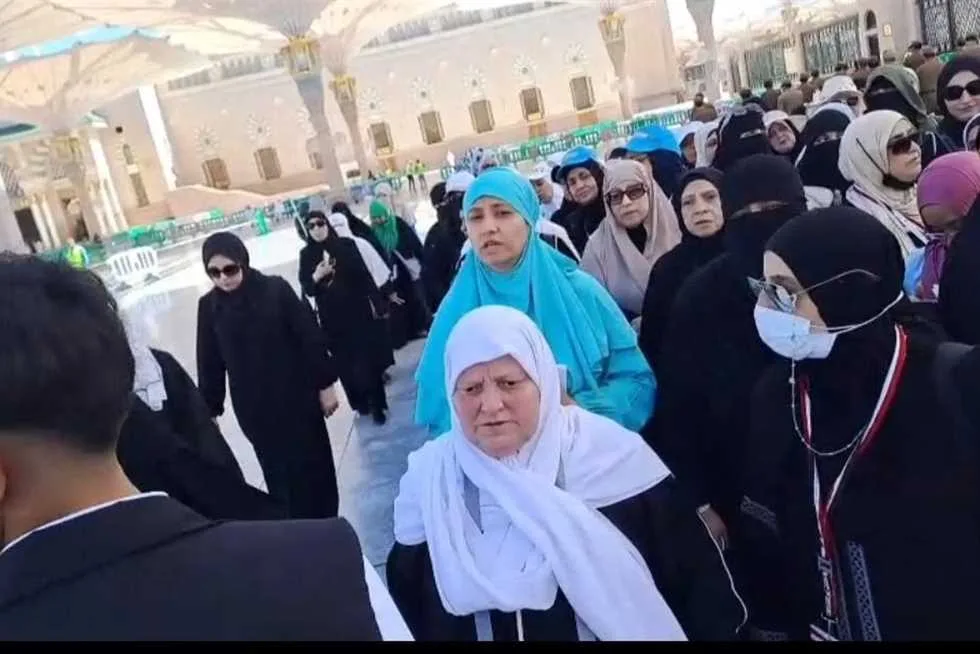 بعثة حج الجمعيات الأهلية تنظم زيارة جماعية للروضة الشريفة وتخصص سيارات لنقل كبار السن. بعثة حج الجمعيات الأهلية تنظم زيارة جماعية للروضة الشريفة وتخصص سيارات لنقل كبار السن.