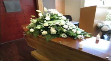 بعد إعلان وفاتها.. امرأة تستفيق داخل تابوتها أثناء دفنها