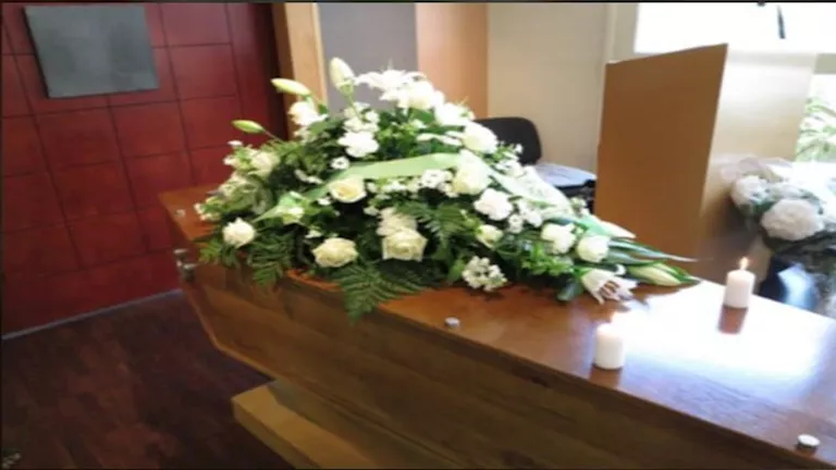 بعد إعلان وفاتها.. امرأة تستفيق داخل تابوتها أثناء دفنها بعد إعلان وفاتها.. امرأة تستفيق داخل تابوتها أثناء دفنها
