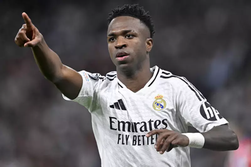 بعد انتهاء المونديال… فينيسيوس يوافق على تمديد عقده مع ريال مدريد. بعد انتهاء المونديال… فينيسيوس يوافق على تمديد عقده مع ريال مدريد.