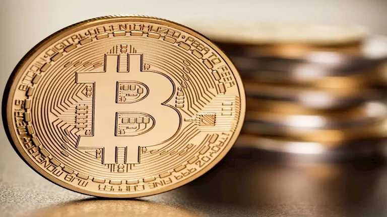 بعد تحقيقه رقماً تاريخياً.. سعر الـ”بتكوين” ينخفض إلى 105 آلاف دولار اليوم بعد تحقيقه رقماً تاريخياً.. سعر الـ”بتكوين” ينخفض إلى 105 آلاف دولار اليوم