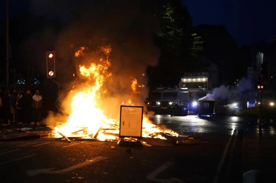 بعد حادثة الفتاة… تزايد العنف ضد المهاجرين في أيرلندا الشمالية بعد حادثة الفتاة… تزايد العنف ضد المهاجرين في أيرلندا الشمالية