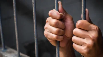 بعد حادثة “لمبة القطار”… محام يشرح عقوبة تخريب الممتلكات العامة