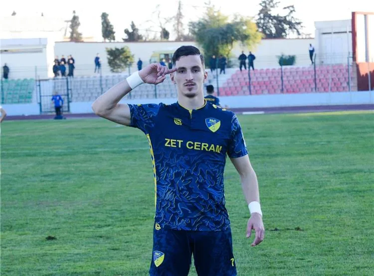 بعد خروج الزمالك من الصورة.. بارادو الجزائري يكشف لـ”بطولات” عن وجهة عادل بولبينة بعد خروج الزمالك من الصورة.. بارادو الجزائري يكشف لـ”بطولات” عن وجهة عادل بولبينة