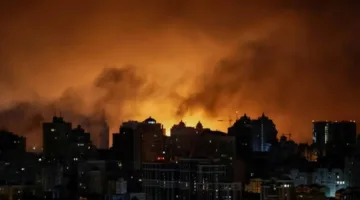 بعد غارة جوية روسية قُدِّرت بالأشد، نشوب حرائق هائلة ودخان كثيف يملأ أجواء كييف.
