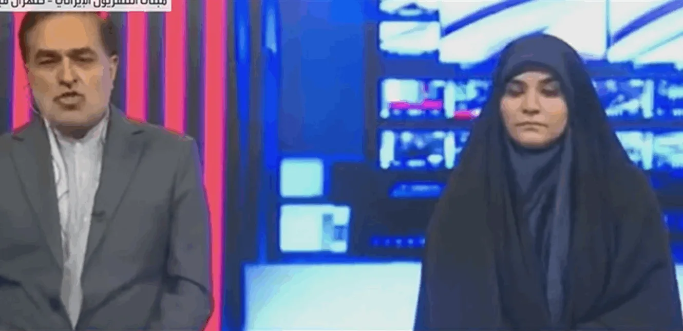 بعد لحظات من القصف، المذيعة الإيرانية تستأنف عملها على الهواء (فيديو) بعد لحظات من القصف، المذيعة الإيرانية تستأنف عملها على الهواء (فيديو)