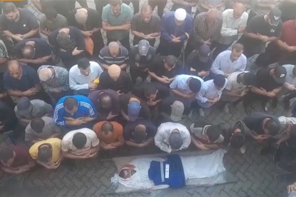 بـ«تكبيرات العيد».. غزة تودّع شهداءها الصحفيين بإجلال شعائر الله رغم الحزن العميق (فيديو) بـ«تكبيرات العيد».. غزة تودّع شهداءها الصحفيين بإجلال شعائر الله رغم الحزن العميق (فيديو)