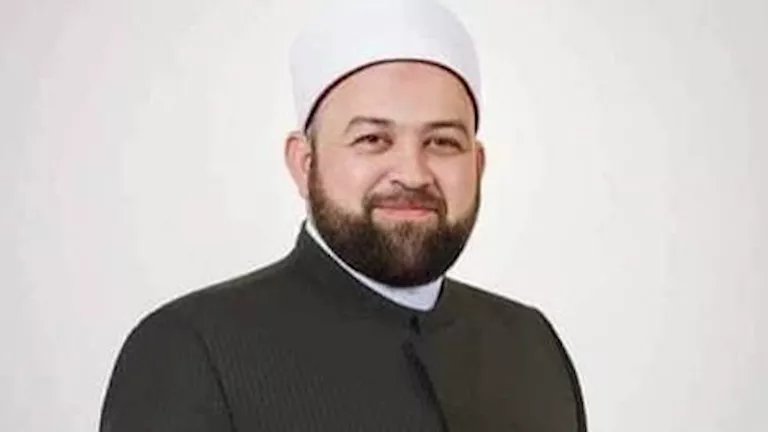 بكلمات مؤثرة.. الشيخ يسري عزام يودع جامع عمرو بن العاص بعد قرار وزارة الأوقاف بكلمات مؤثرة.. الشيخ يسري عزام يودع جامع عمرو بن العاص بعد قرار وزارة الأوقاف