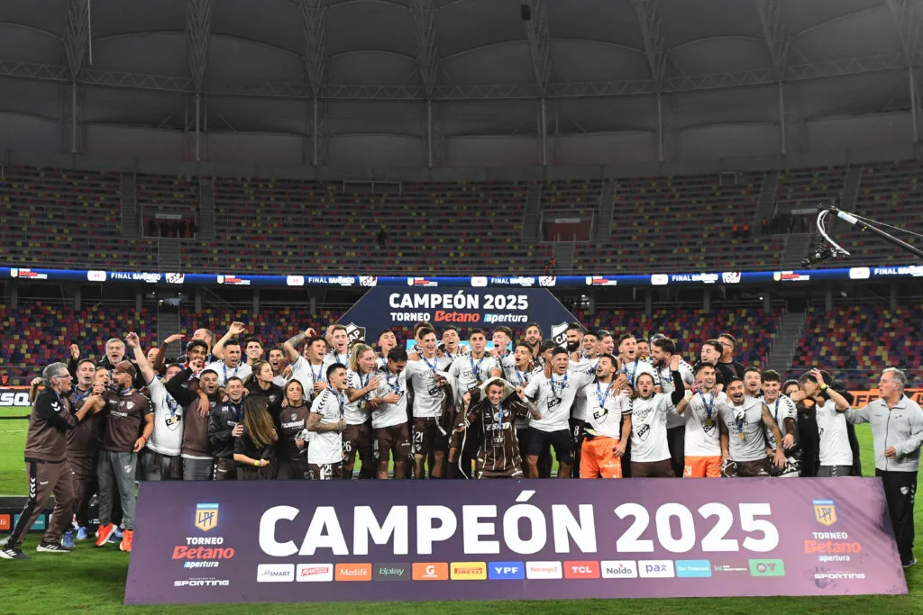 بلاتنسي يحقق إنجازًا تاريخيًا وينال بطولة الدوري الأرجنتيني بعد 78 عامًا بلاتنسي يحقق إنجازًا تاريخيًا وينال بطولة الدوري الأرجنتيني بعد 78 عامًا