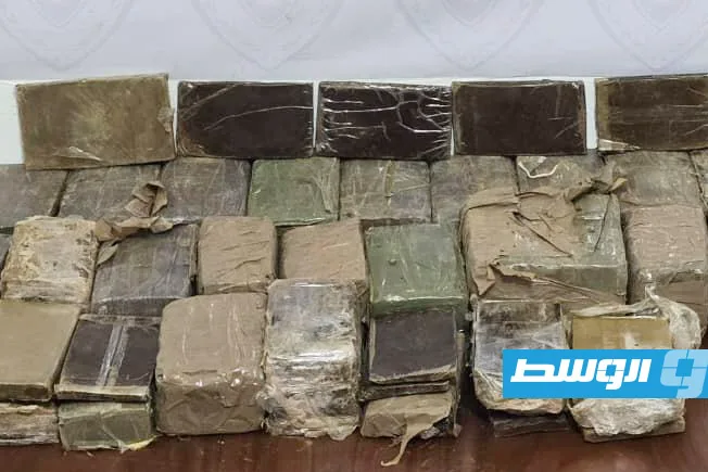 بلاغ من مواطن يسفر عن ضبط 22 كيلوغرامًا من «الحشيش» جنوب بلدية بئر الأشهب. بلاغ من مواطن يسفر عن ضبط 22 كيلوغرامًا من «الحشيش» جنوب بلدية بئر الأشهب.
