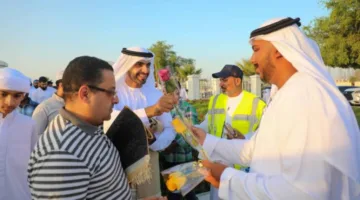 بلدية الحمرية تهدي المصلين الحلويات والورود بمناسبة العيد