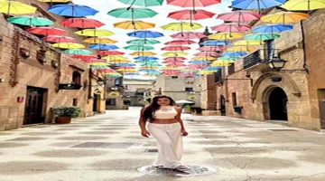 بمظهر جريء.. ناهد السباعي تحتفي بعيد الأضحى من مدينة برشلونة