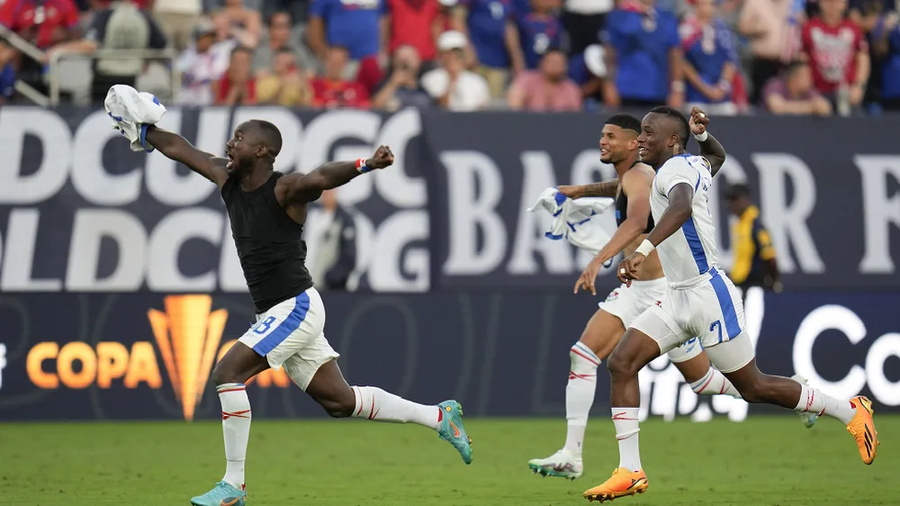 بنما تتغلب على غواديلوبي في بطولة الكأس الذهبية لكرة القدم. بنما تتغلب على غواديلوبي في بطولة الكأس الذهبية لكرة القدم.