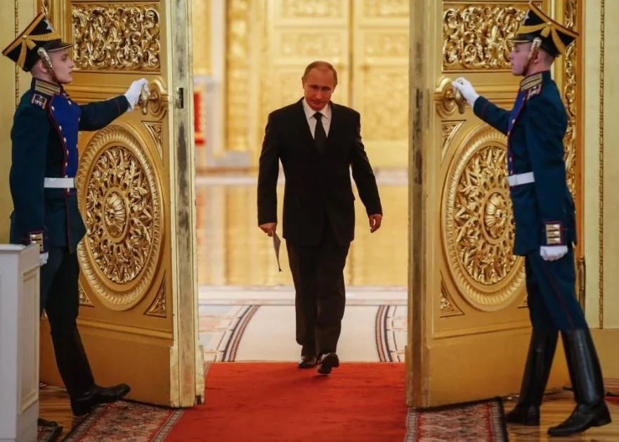 بوتين يصل الكرملين عند منتصف الليل بشكل غير متوقع.. ما سبب توقيت الزيارة؟ (فيديو) بوتين يصل الكرملين عند منتصف الليل بشكل غير متوقع.. ما سبب توقيت الزيارة؟ (فيديو)