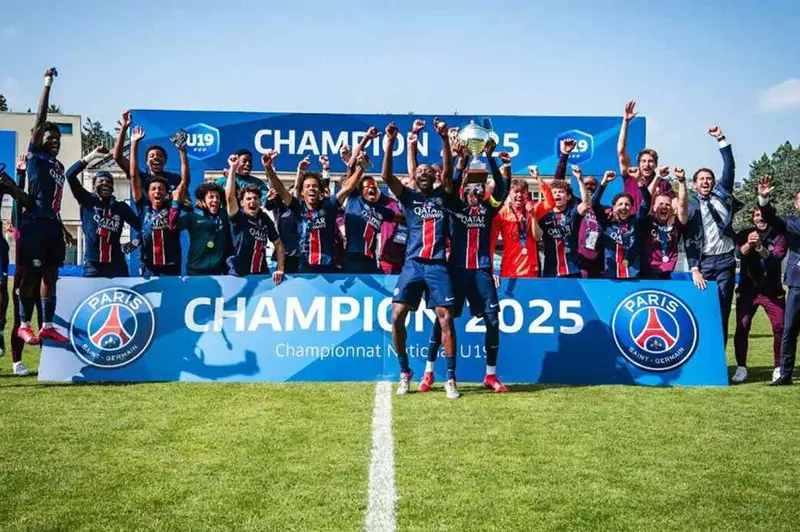 بوجود أبو الناي، باريس سان جيرمان يحصد لقب الدوري الفرنسي للشباب تحت 19 عامًا. بوجود أبو الناي، باريس سان جيرمان يحصد لقب الدوري الفرنسي للشباب تحت 19 عامًا.