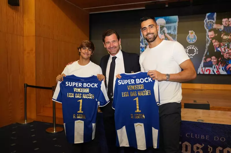 بورتو يكرم ثنائي الأهلي بعد الفوز بدوري الأمم الأوروبية مع المنتخب البرتغالي (صور) بورتو يكرم ثنائي الأهلي بعد الفوز بدوري الأمم الأوروبية مع المنتخب البرتغالي (صور)