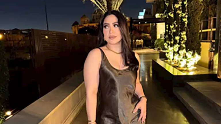 بوسي تتألق بإطلالة جريئة.. ومتابعوها يغزلونها (صور) بوسي تتألق بإطلالة جريئة.. ومتابعوها يغزلونها (صور)
