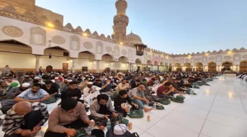 بيت الزكاة يوزع 6000 وجبة إفطار للمصلين في الجامع الأزهر – (صور)