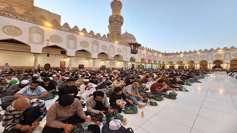 بيت الزكاة يوزع 6000 وجبة إفطار للمصلين في الجامع الأزهر – (صور) بيت الزكاة يوزع 6000 وجبة إفطار للمصلين في الجامع الأزهر – (صور)